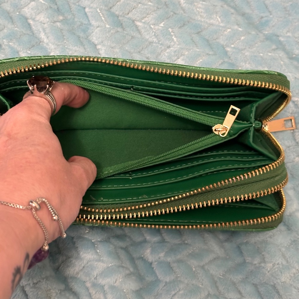 A New Day Green Croc Embossed Wallet Double Zip Accordion Gold Hardware Wristlet - Picture 10 of 15